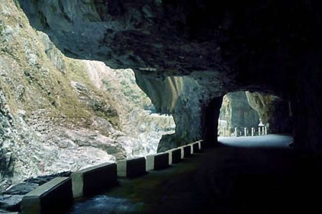Туннель в скале Guoliang - Китай (8 фото)