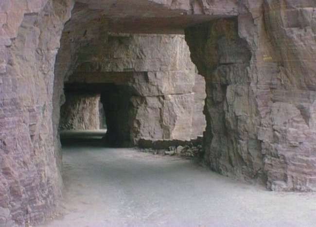 Туннель в скале Guoliang - Китай (8 фото)