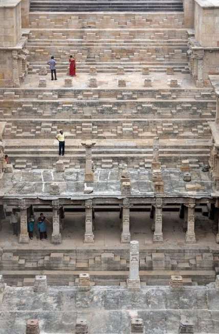 Рани-ки-вав - древний колодец Индии (6 фото)