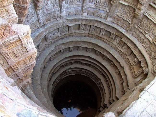 Рани-ки-вав - древний колодец Индии (6 фото)