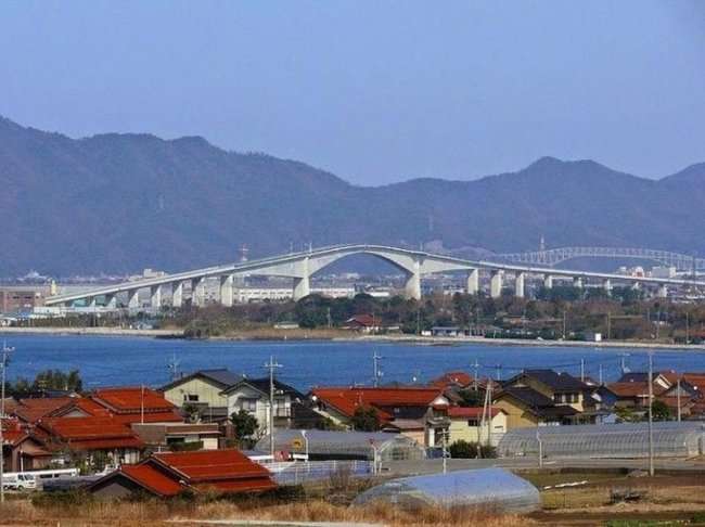 Мост в Японии с невероятным углом подъема (8 фото)