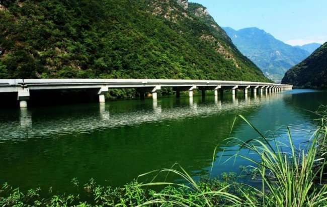 Мост вдоль реки в Китае (6 фото)