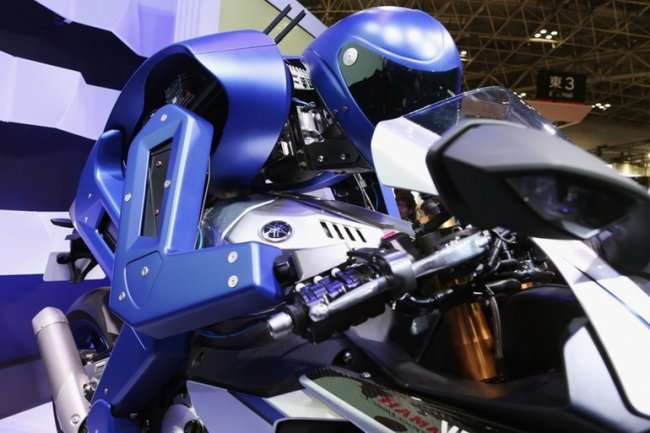 Робот, управляющий супербайком Yamaha (4 фото + видео)
