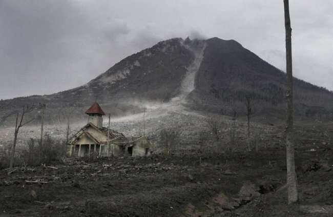 Деревни, выгоревшие после извержения вулкана (11 фото)