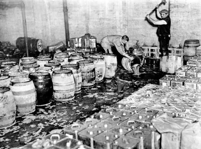 Как расправлялись с выпивкой 20-30-е годы в США (12 фото)