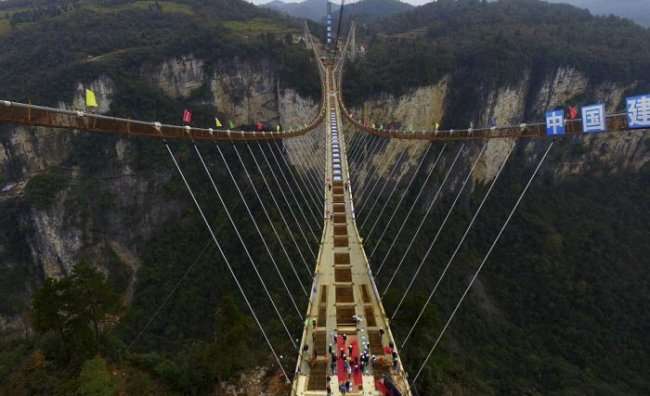 Самый длинный стеклянный мост в мире (6 фото + видео)