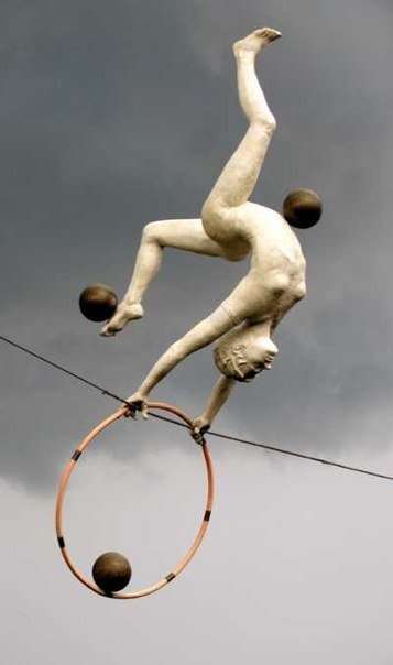 Удивительные парящие скульптуры Джерзи Кедзиора (10 фото)