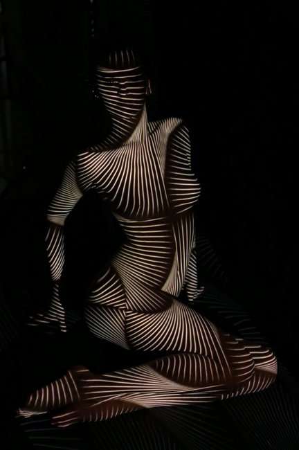 Игра света и тени на телах обнаженных моделей (13 фото + видео) 18+