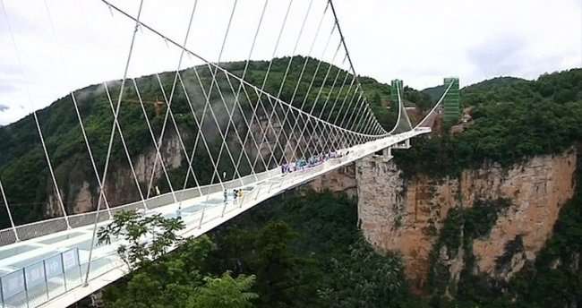 Самый длинный стеклянный мост в мире решили проверить на прочность (6 фото)