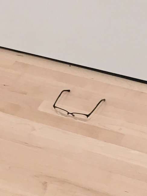 Парень положил очки на пол в музее и все подумали, что это экспозиция