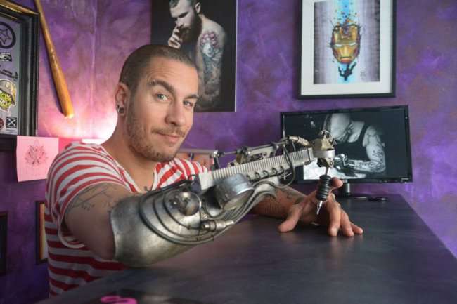 Художник делает татуировки протезом (9 фото)