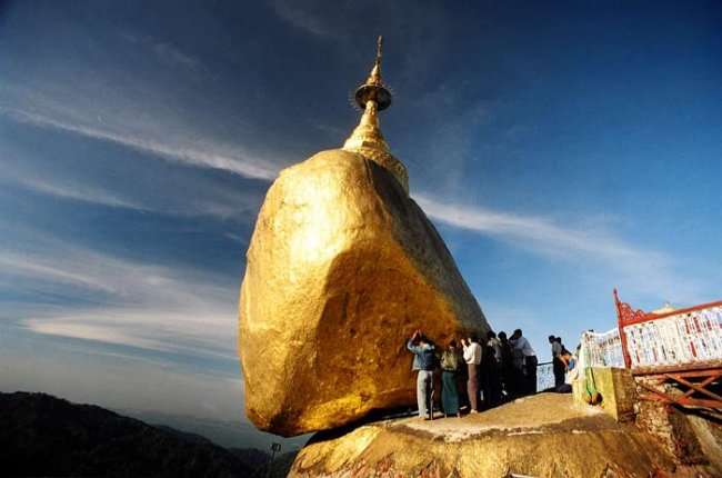 Над пропастью: «Золотой камень» в Мьянме (3 фото)