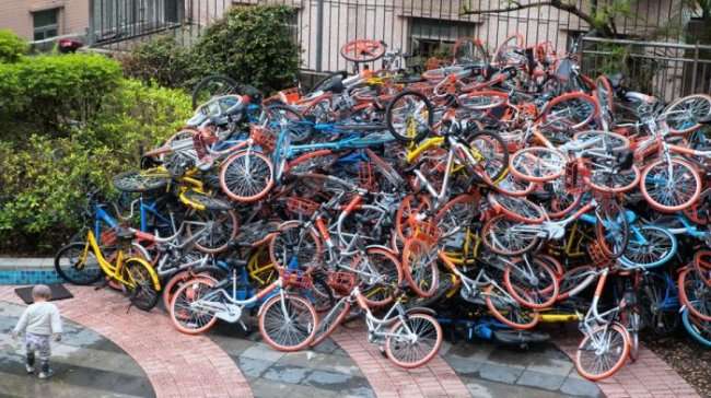 «Свалки» прокатных велосипедов в Китае (4 фото)