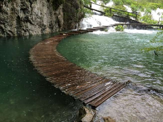Тропинка под водой в Хорватии (фото дня)