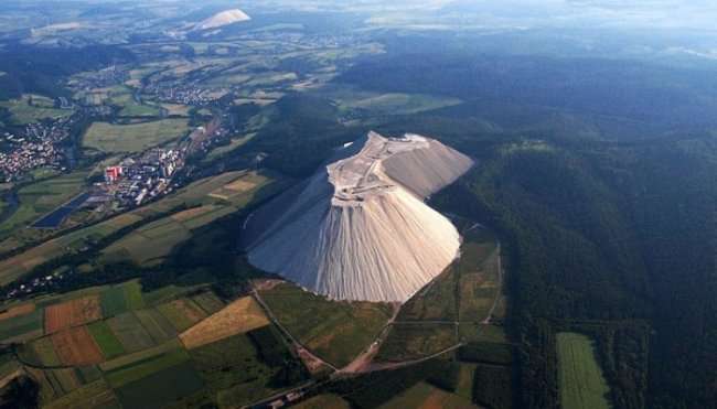 Самая огромная гора соли в мире (5 фото)