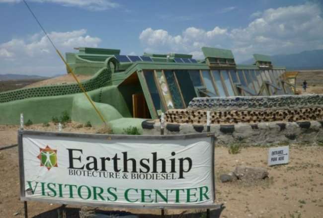 Коммуна Earthships - город экологически чистого жилья из вторсырья (16 фото)