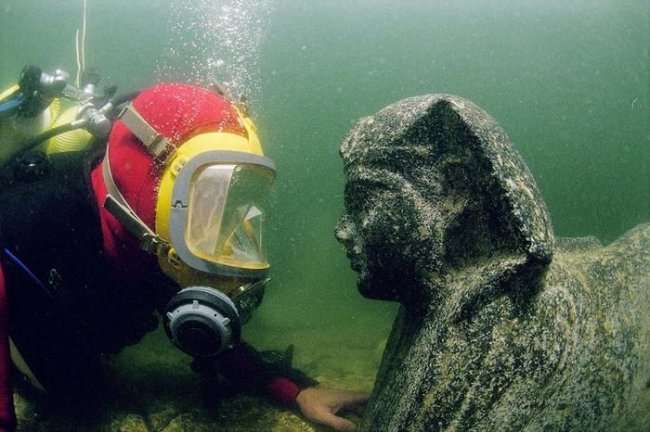 Уникальные скульптуры в морях и океанах (10 фото)