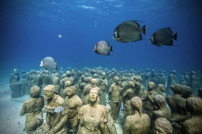 Уникальные скульптуры в морях и океанах (10 фото)