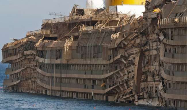 Фотографии с поднятого лайнера Costa Concordia (13 фото)