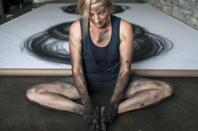 Невероятные картины углем от Heather Hansen (16 фото)