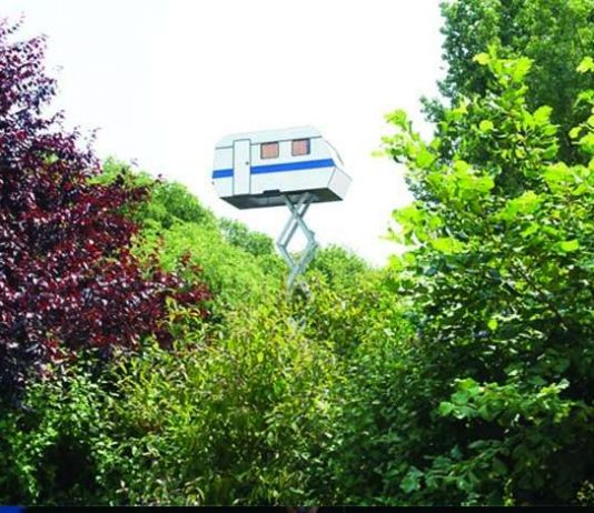 Будинок на колесах, що піднімається в небо (5 фото)