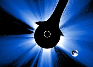 Рідкісні супутникові кадри показують, що Місяць затьмарює сонце на дивній кривій дорозі