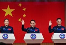 Китай представил экипаж миссии «Шэньчжоу-21» на космическую станцию Тяньгун, включая самого молодого астронавта страны (видео)