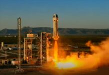 Pengguna Kursi Roda Pertama Meluncur ke Luar Angkasa dengan Blue Origin