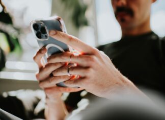 „Trzęsienie ziemi na chipie”: nowe urządzenie zapewnia szybsze i wydajniejsze urządzenia bezprzewodowe