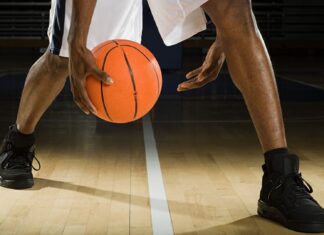 Nieoczekiwana fizyka skrzypiących butów: miniaturowa błyskawica i połączenie trzęsienia ziemi