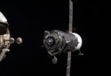 Російський вантажний корабель готується до ручної стикування через відмову антени