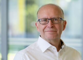 Badania nad akumulatorami półprzewodnikowymi: czołowy naukowiec zajmujący się przyszłością magazynowania energii