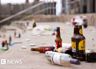 Walesský systém vracení záloh čelí kritice průmyslu kvůli zahrnutí skla