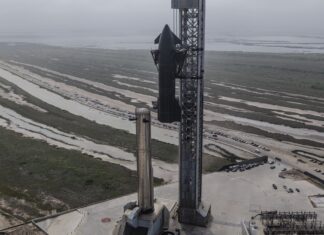 SpaceX montuje V3 a dodává do něj palivo před prvním letem